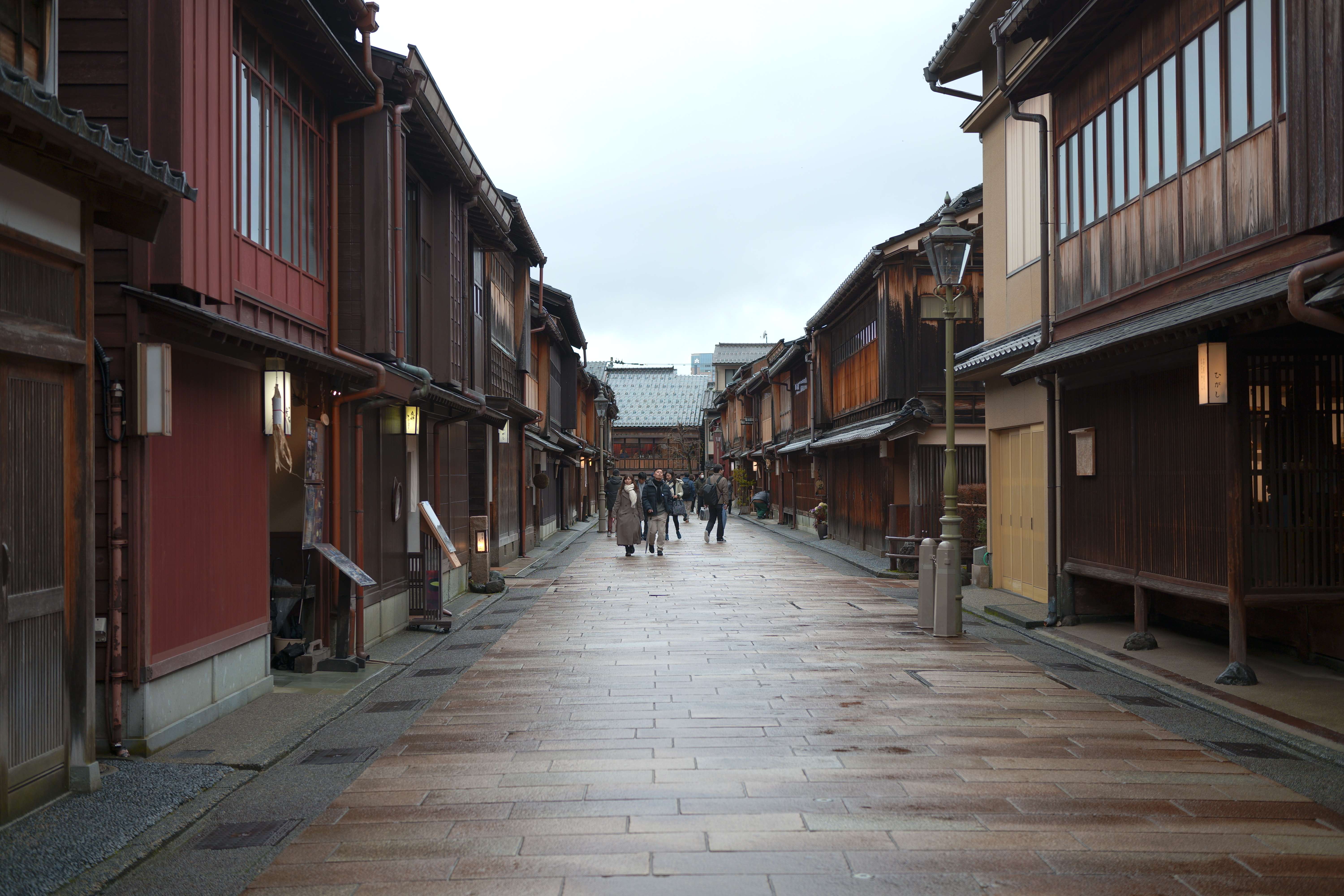 道沿いに古い建物が慣れんでいる