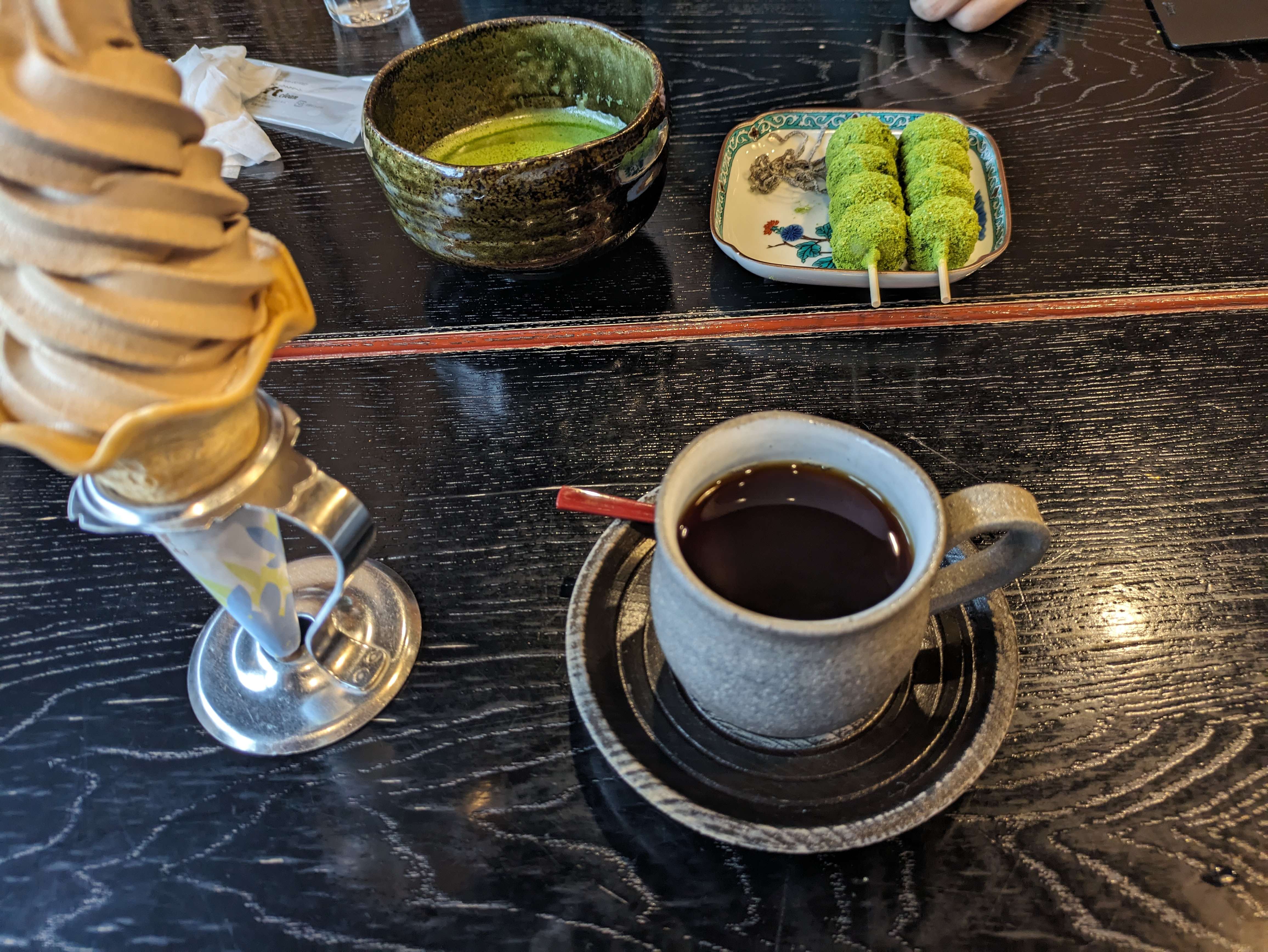 抹茶団子、抹茶、ほうじ茶ソフトクリーム、ホットコーヒーが並んでいる