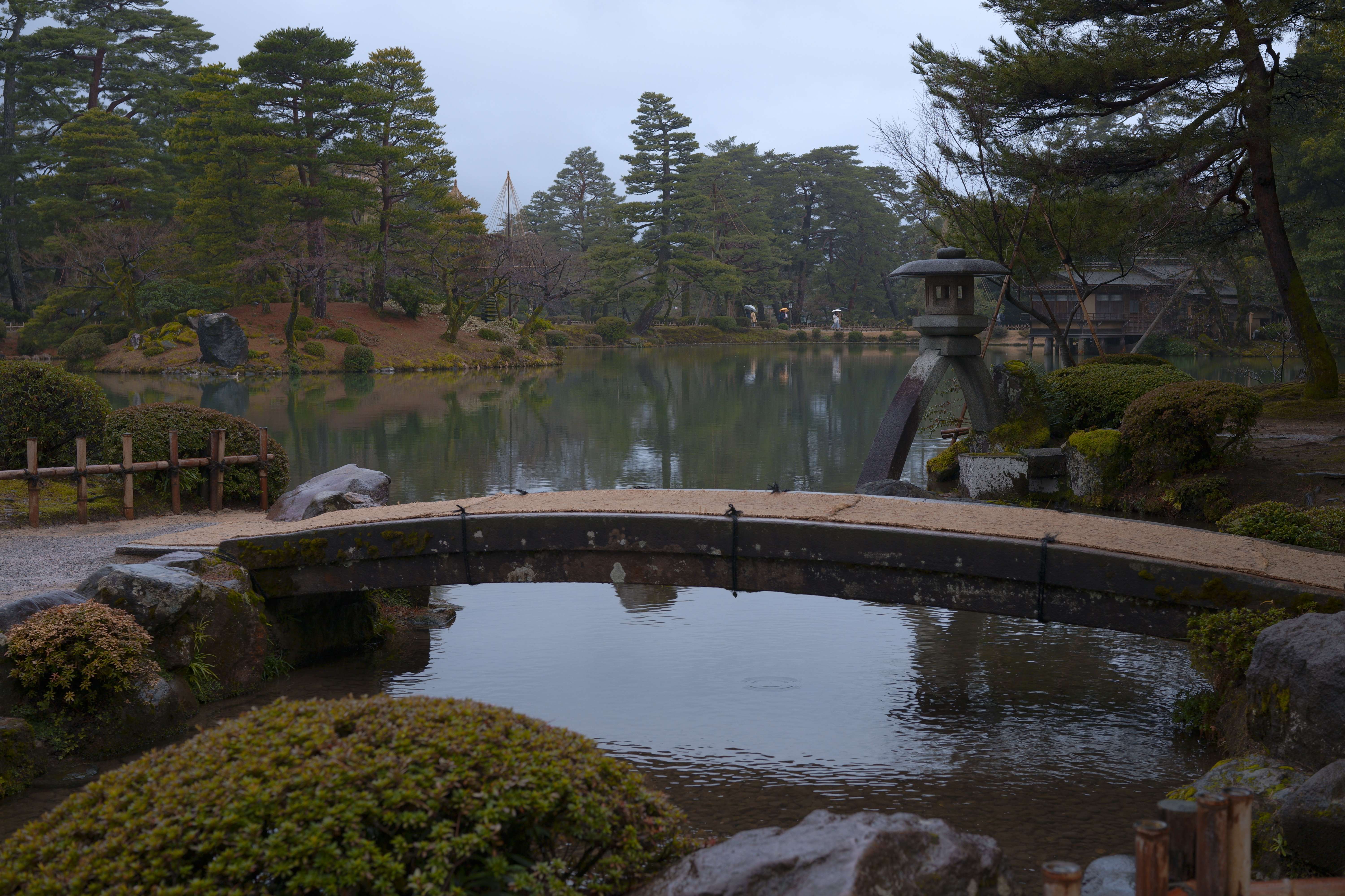 池の中に灯籠が立っている写真